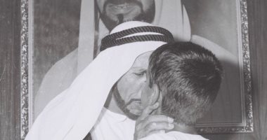 يوم ميلاد فخر الإمارات.. شاهد ولى عهد أبوظبى فى سن الطفولة مع جده محمد بن خليفة