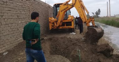 إزالة مواسير صرف مصنع بلاستيك يلقى المخلفات بمصرف الهياتم فى المحلة