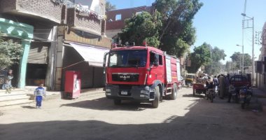 صور.. السيطرة على حريق منزل بإسنا وتفحم حجرة بالكامل دون مصابين