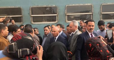 وزير النقل يتفقد محطة مصر ويستقل قطار المناشى ويستمع لشكاوى الركاب 