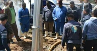 قارئ يشارك بصور لمسئول شركة المياه والصرف الصحى بأسوان يباشر العمل بنفسه