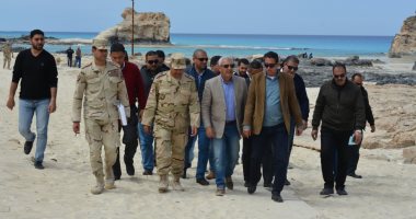 صور.. محافظ مطروح يتفقد أعمال ألسنة حماية الشواطئ وتطوير شارع الريفية 