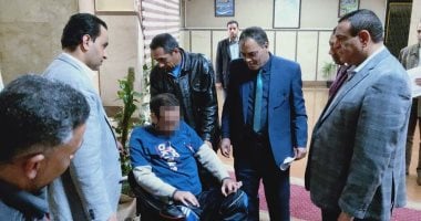 محافظ البحيرة يسلم كرسي متحرك لطالب بكلية الآداب 
