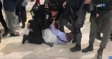 شاهد.. قوات الاحتلال الاسرائيل تقتحم المسجد الأقصى وتعتدى على المصلين