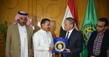 صور.. محافظ الإسماعيلية يكرم رؤساء وفود الدول المشاركة فى مهرجان الهجن