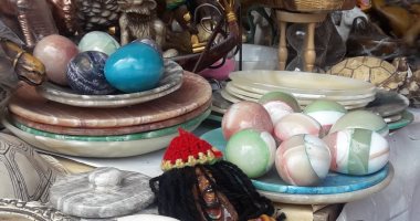 بيلعب بالبيضة والحجر.. مثل شعبى وراء تصنيع بيض الجرانيت.. وبائع: زبائنه من السياح