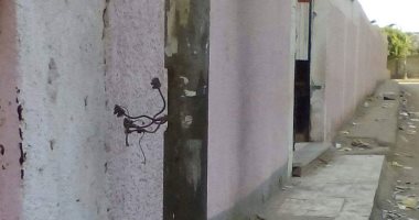 اضبط مخالفة.. عامود كهرباء تخرج منه أسلاك مكشوفة بجوار مدرسة فى شبرا الخيمة