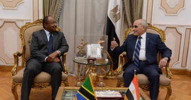 "العصار"  يناقش سبل التعاون المشترك مع وزير الدفاع التنزانى