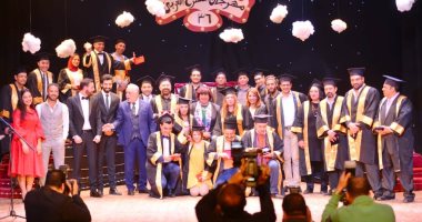 وزيرة الثقافة تكرم عمداء المعهد العالى للفنون فى مهرجان المسرح العربى