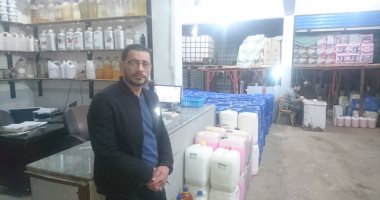 قروض "تنمية المشروعات" مفتاح تحقيق الأحلام.. "محمود" رفض البحث عن وظيفة حكومية وأقام مشروعًا لتعبئة المنظفات بدعم 375 ألف جنيه من الجهاز فى الدقهلية.. ويؤكد: توسعت فى نشاطى.. وساعدت 22 شابا فى الحصول على عمل