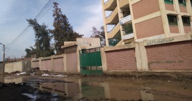 صور.. اضبط مخالفة.. مياه الصرف تغرق مدرسة ابتدائى بالشرقية