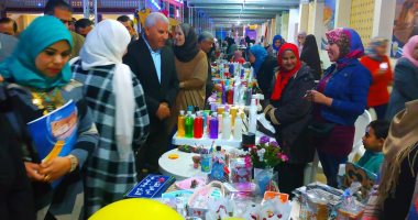 صور.. محافظ مطروح يفتتح معرض منتجات المرأة والشباب