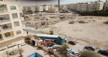 شكوى من عدم توافر المياه والصرف الصحى بشارع المطار بالغردقة