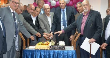 صور.. رئيس مصر للطيران يكرم 88 من العاملين المحالين للتقاعد