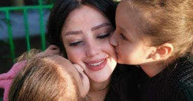الدنيا وما فيها.. الحب والدلع بين رضوى الشربينى وبناتها تيا وتمارا×20 صورة