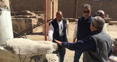 صور.. محافظ سوهاج يتفقد أعمال ترميم تمثال "رمسيس الثانى" بأخميم