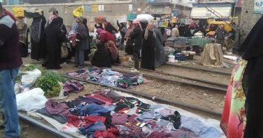 شكوى من انتشار الباعة الجائلين على مزلقان مدينة أبو كبير بالشرقية