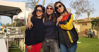 منى زكى تغازل ياسمين عبد العزيز وحلا شيحة على طريقة "سارة وكايا"
