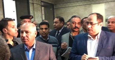 وزير النقل يشترى تذكرة من شباك الحجز ويستقل قطار المنصورة