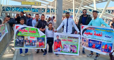 صور.. أهالى وأصدقاء بطلة منتخب رفع الأثقال يصلون مطار القاهرة لاستقبالها