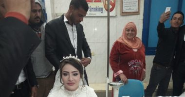 صور.. عريسان يتوقفان بموكب زفافهما للمشاركة فى حملة 100 مليون صحة بالشرقية