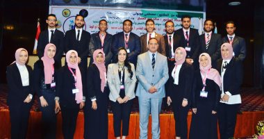 الدكتورة غادة عبدالرحيم تدير جلسة محور الشباب بمؤتمر جامعات جنوب الصعيد الأول