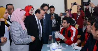 رئيس جامعة طنطا يتفقد لجان الفحص الشامل بمبادرة "100 مليون صحة" بكلية الآداب