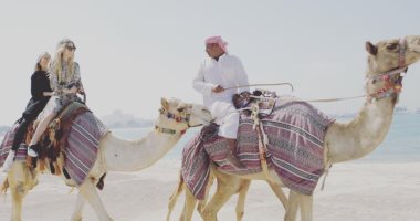 "ركبت الجمل واتصورت معاه سيلفى".. جولة للفنانة أفريل لافين فى أبوظبى "صور"