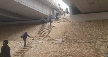 مواطنون يشكون: سلم خشبى بحبل هو وسيلة الصعود للدائرى من طريق السويس فأغيثونا