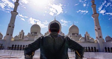 مطرب ديسباسيتو يزور مسجد الشيخ زايد الكبير بالإمارات.. اعرف التفاصيل