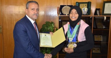 صور.. محافظ الإسماعيلية يكرم نعمة سعيد بطلة العالم فى رفع الأثقال للناشئين