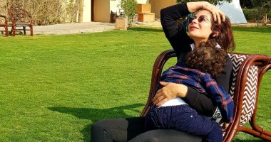 منى زكى بين "قلبى يا رب" وقعدة بالشقلوب على كرسى تحير جمهورها × 4 صور