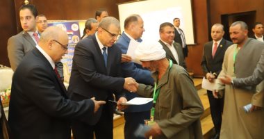 صور.. وزير القوى العاملة يسلم 1219 شهادة أمان للعمالة غير المنتظمة بالفيوم