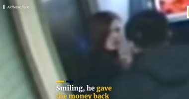 "حالتها صعبت على الحرامى".. لص يعيد أموال سيدة بعد سرقتها.. اعرف السبب "فيديو"