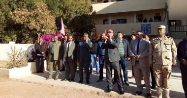 فيديو - محافظ الوادى الجديد يتفقد ثانوية موط العسكرية بالداخلة ويشيد بانضباطها 