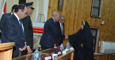 مدير أمن البحر الأحمر يكرم الأم المثالية من العاملين بالمديرية