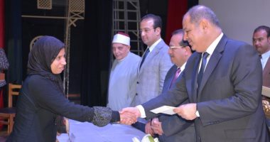 محافظ الغربية يشهد إحتفالية المحافظة بالمرأة المصرية ويوزع قروضاً على 40 سيدة معيلة 