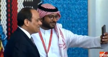 المشاركون بملتقى الشباب يلتقطون "سيلفى" وصورا تذكارية مع الرئيس السيسى