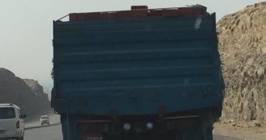 قارئ يرصد مخالفة سائق نقل للقوانين ويسير على طريق الاوتوستراد عصرا