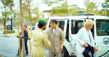 شاهد  .. زيارة جاكى شان لمركز شرطة دبى الذكى فى الإمارات 