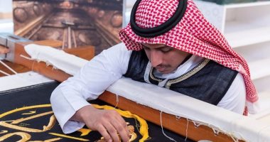 جمهور معرض الرياض الدولى للكتاب يشارك فى حياكة كسوة الكعبة.. صور