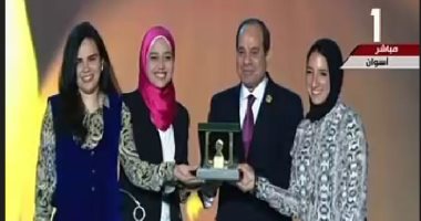 السيسى يكرم أول إماراتية شاركت فى جيش بلادها.. ومصرى صمم أفضل مسجد 
