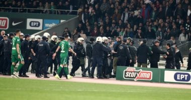 شغب الجماهير يلغى كلاسيكو أولمبياكوس باناثينايكوس فى حضور كوكا.. فيديو