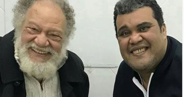  يحيى الفخرانى وأحمد فتحى يلتقيان فى كواليس "الملك لير".. شاهد الصورة