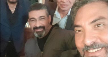 مبيبطلش سيلفى.. فتحى عبد الوهاب مع ياسر جلال من كواليس "لمس أكتاف"