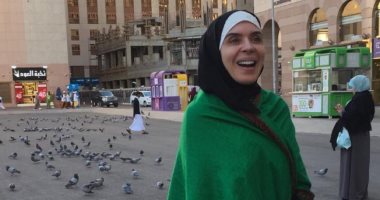 "بعباية سمراء وشال أخضر".. دينا فى السعودية لأداء مناسك العمرة