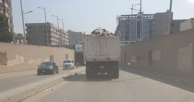 حفاظا على تطبيق القانون.. "مينا" يصور سيارة نقل ثقيل فى فيصل ظهرا تسير بسرعة