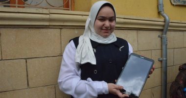 صور.. بدء تسليم طلاب الأول الثانوى 700 ألف شريحة محمول خاصة بـ"التابلت المدرسى" فى المحافظات.. توزيع 6500 شريحة بالأقصر و24 ألفا بأسيوط و16 ألفا فى قنا.. والقليوبية تمنحها بدون مصروفات إدارية