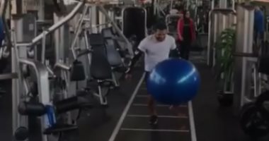 شاهد.. وصلة مهارية من سيد معوض بكورة تنس وبلون أيروبكس