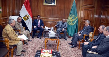 محافظ القليوبية يبحث مع هيئة الأوقاف تخصيص 10 أفدنة بالخصوص لإنشاء مجمع مدارس